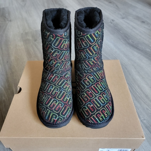 UGG Kids Classic II Graphic Stitch Short Boot - Picture 4 of 10